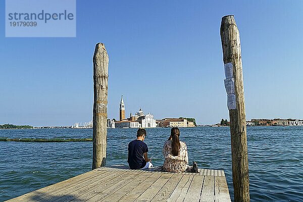 Bootssteg mit zwei Personen  Blick auf Kirche San Giorgio Maggiore  Giudecca-Kanal  Venedig  Italien  Europa
