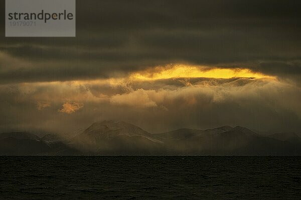 Abendstimmung und Schneeschauer  Isfjord  Insel Spitzbergen  Spitzbergen Inselgruppe  Svalbard  Norwegen  Europa