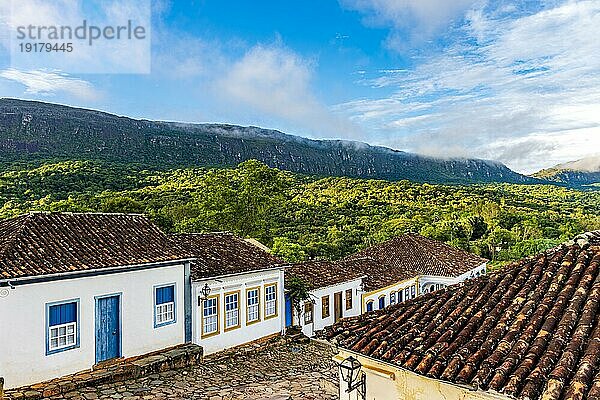 Ruhige Straße in der historischen Stadt Tiradentes mit ihren alten Häusern im Kolonialstil und dem Berg im Hintergrund  Brasilien  Südamerika