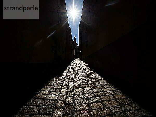 Stadt Marktbreit  Silhouette von einem Stadtturm  gepflasterte Gasse im Gegenlicht  Landkreis Kitzingen  Unterfranken  Bayern  Deutschland  Europa