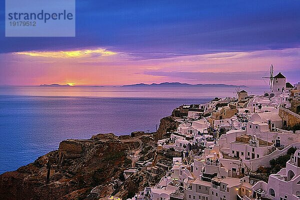 Schöne Aussicht auf Oia Dorf mit traditionellen weiß getünchten Häusern und Windmühlen  Santorini Insel  bei Sonnenuntergang  Griechenland. Scenic Reise Hintergrund  berühmtes Ziel  bunten Himmel und Wolken