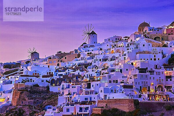 Schöne Aussicht auf Oia Dorf mit traditionellen weiß getünchten Häusern und Windmühlen  Santorini Insel  bei Sonnenuntergang  Griechenland. Scenic Reise Hintergrund  berühmtes Ziel  bunten Himmel und Wolken