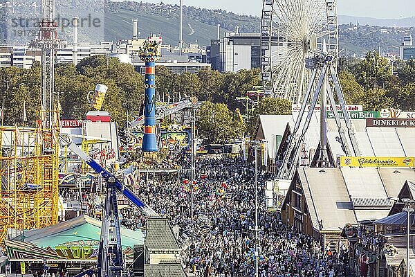 Das Stuttgarter Volksfest auf dem Cannstatter Wasen zählt zu den bedeutendsten Tradtionsfesten in Deutschland. Neben den großen Festzelten prägen Schaustellerbetriebe das Bild auf dem Wasen. Rund 320 Schausteller  Festwirte und Marktkaufleute erwarten rund vier Millionen Besucher  Besucherandrang  Panoramafoto  Stuttgart  Baden-Württemberg  Deutschland  Europa