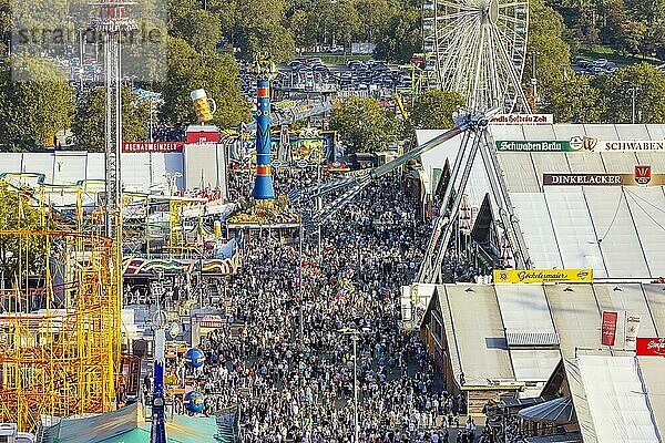 Das Stuttgarter Volksfest auf dem Cannstatter Wasen zählt zu den bedeutendsten Tradtionsfesten in Deutschland. Neben den großen Festzelten prägen Schaustellerbetriebe das Bild auf dem Wasen. Rund 320 Schausteller  Festwirte und Marktkaufleute erwarten rund vier Millionen Besucher  Besucherandrang  Panoramafoto  Stuttgart  Baden-Württemberg  Deutschland  Europa