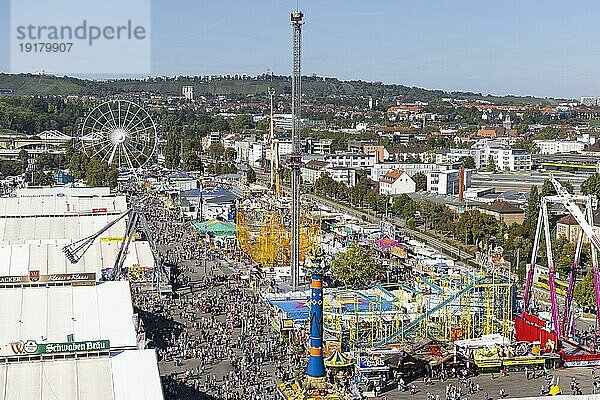 Das Stuttgarter Volksfest auf dem Cannstatter Wasen zählt zu den bedeutendsten Tradtionsfesten in Deutschland. Neben den großen Festzelten prägen Schaustellerbetriebe das Bild auf dem Wasen. Rund 320 Schausteller  Festwirte und Marktkaufleute erwarten rund vier Millionen Besucher  Besucherandrang  Panoramafoto  Stuttgart  Baden-Württemberg  Deutschland  Europa