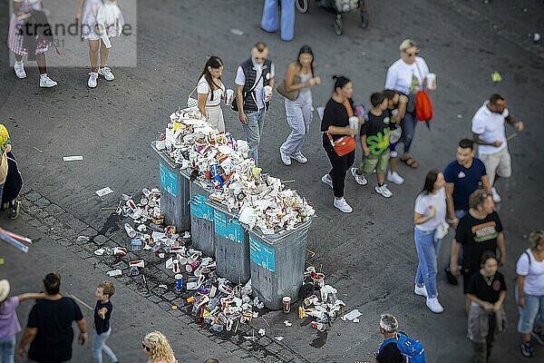 Viel Müll und Abfall auf dem Fest  Verpackungsmüll  das Stuttgarter Volksfest auf dem Cannstatter Wasen zählt zu den bedeutendsten Tradtionsfesten in Deutschland Stuttgart  Baden-Württemberg  Deutschland  Europa