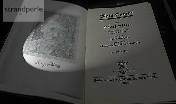 Das deutsche Buch Mein Kampf  autobiografisches Manifest des Naziführers Adolf Hitler