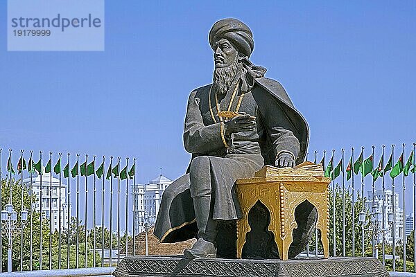 Statue von Magtymguly Pyragy  Mahtumkulu Firaki  spiritueller Führer und philosophischer Dichter der Turkmenen  Ashgabat  Turkmenistan  Asien