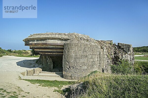 Bombardierter deutscher Bunker aus dem Zweiten Weltkrieg an der Pointe du Hoc  Normandie  Frankreich  Europa