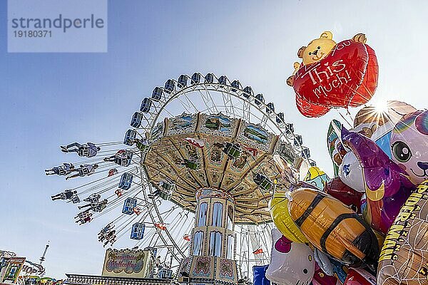 Das Stuttgarter Volksfest auf dem Cannstatter Wasen zählt zu den bedeutendsten Tradtionsfesten in Deutschland. Neben den großen Festzelten prägen Schaustellerbetriebe das Bild auf dem Wasen. Rund 320 Schausteller  Festwirte und Marktkaufleute erwarten rund vier Millionen Besucher  Stuttgart  Baden-Württemberg  Deutschland  Europa