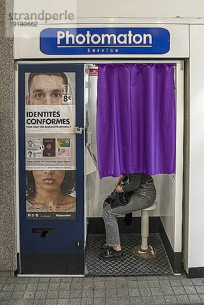 Fotoautomat mit Person  Paris  Frankreich  Europa
