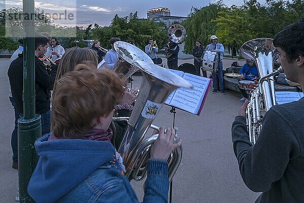 Am Abend musizieren junge Leute am Ufer der Seine  Paris  Frankreich  Europa