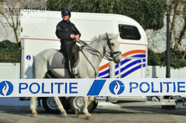 Politie  Polizeiband vor einem berittenen belgischen Polizisten und einem Pferdeanhänger in Belgien