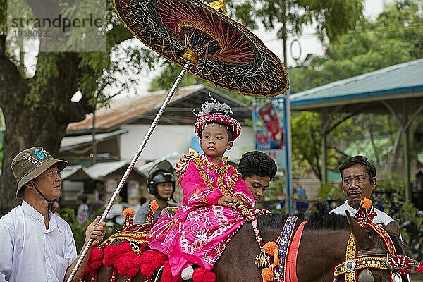 Traditionelle Parade für birmanische Kinder  die Novizenmönche werden  in der Stadt Bagan  Pagan  Region Mandalay  Myanmar  Birma  Asien