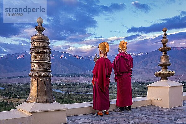 Mönche beim Blasen von Konchen im Kloster Spituk (Gompa)  Ladakh  Indien  Asien