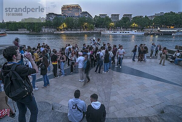 Am Abend treffen sich junge Leute am Ufer der Seine zum Tanz  Paris  Frankreich  Europa