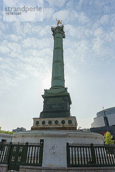 Die Julisäule auf dem Place de la Bastille im Gegenlicht  Paris  Frankreich  Europa