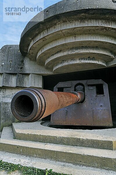 Deutsches Geschütz im Bunker der Batterie Le Chaos  Teil des Atlantikwalls des Zweiten Weltkriegs in Longues sur Mer  Normandie  Frankreich  Europa