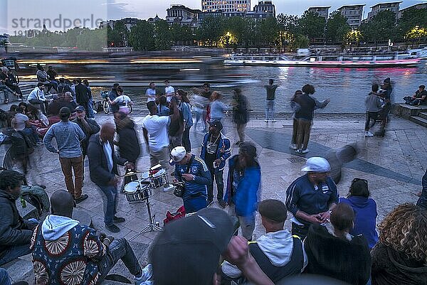 Am Abend treffen sich junge Leute am Ufer der Seine zum Tanzen  Paris  Frankreich  Europa