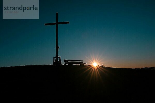 Gipfelkreuz  Aussichtsbank  Sonnenaufgang  Sonnenstern  Heiglkopf  Bad Tölz  Bayern