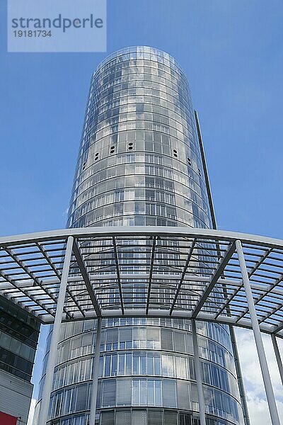 Westenergie-Turm  ehemals RWE-Turm  Bürohochhaus  Architekt Ingenhoven Overdiek Kahlen & Partner  Essen  Ruhrgebiet  Nordrhein-Westfalen  Deutschland  Europa