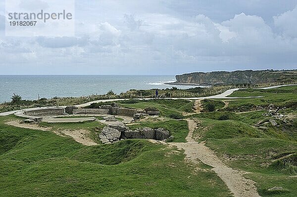 Schauplatz des Zweiten Weltkriegs mit bombardierten WW2 Bunkern an der Pointe du Hoc  Normandie  Frankreich  Europa