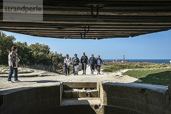 Touristen von einem Bunker aus dem Zweiten Weltkrieg auf der Pointe du Hoc mit Blick auf den Ärmelkanal  Normandie  Frankreich  Europa