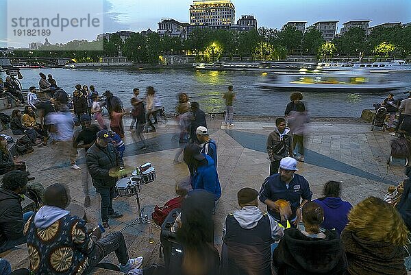 Am Abend treffen sich junge Leute am Ufer der Seine zum Tanzen  Paris  Frankreich  Europa