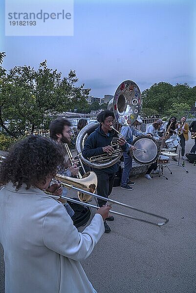 Am Abend musizieren junge Leute am Ufer der Seine  Paris  Frankreich  Europa