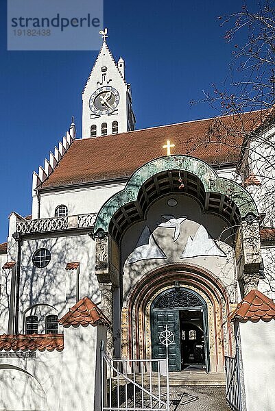 Hauptportal mit Bildkomposition von Andreas Bindl  Erlöserkirche im Stil des Historismus und Jugendstil von Theodor Fischer  Schwabing  Münchner Freiheit  München  Oberbayern  Bayern  Deutschland  Europa