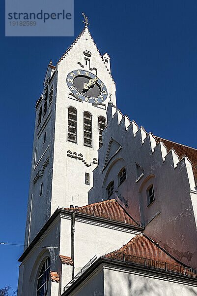 Glockenturm mit Turmuhr  Erlöserkirche im Stil des Historismus und Jugendstil von Theodor Fischer  Schwabing  Münchner Freiheit  München  Oberbayern  Bayern  Deutschland  Europa