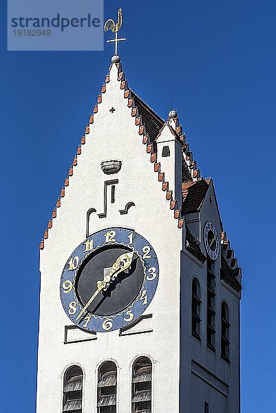 Glockenturm mit Turmuhr  Erlöserkirche im Stil des Historismus und Jugendstil von Theodor Fischer  Schwabing  Münchner Freiheit  München  Oberbayern  Bayern  Deutschland  Europa