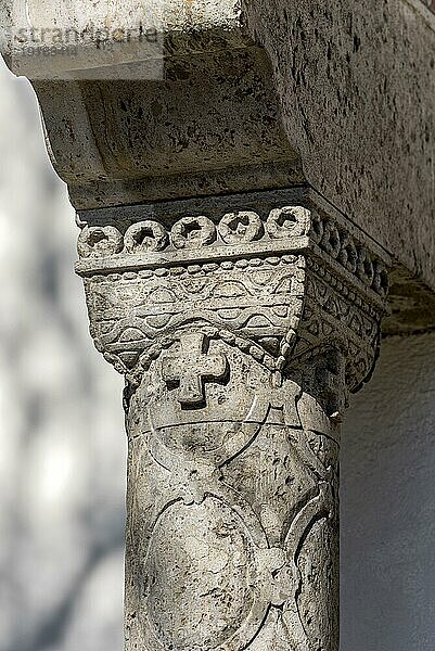 Säule mit Kapitell am Hauptportal  Erlöserkirche im Stil des Historismus und Jugendstil von Theodor Fischer  Schwabing  Münchner Freiheit  München  Oberbayern  Bayern  Deutschland  Europa