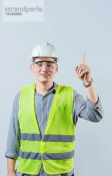 Lateinischer Ingenieur  der nach oben zeigt  isoliert. Lächelnder Ingenieur  der auf eine Anzeige zeigt