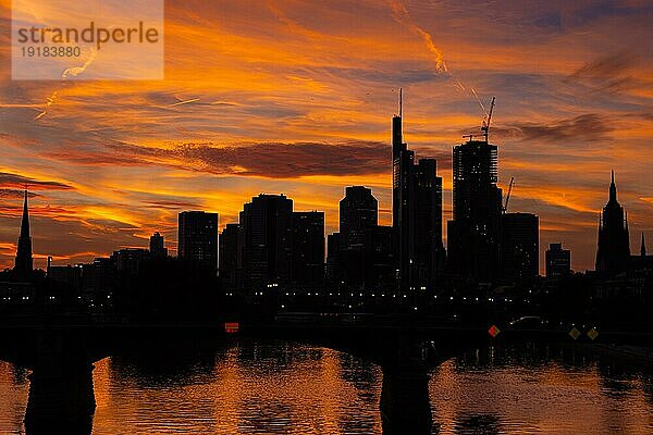 Die Silhouette der Frankfurter Bankenskyline zeichnet sich am Abend nach Sonnenuntergang gegen den leuchtenden Abendhimmel ab.  Frankfurt am Main  Hessen  Deutschland  Europa