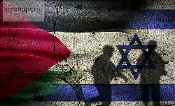 Israel vs Palästina Flagge auf gerissenen Wand. Palästina und Israel Krieg Konzept  Silhouette von Soldaten in Palästina gegen Israel