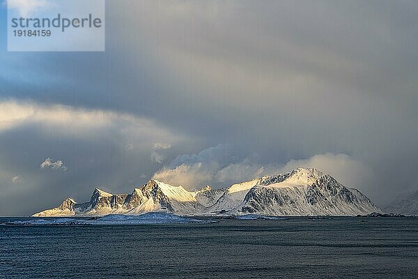 Blick von Fredvang auf verschneite Berge entlang der Küste  Lofoten  Norwegen  Europa