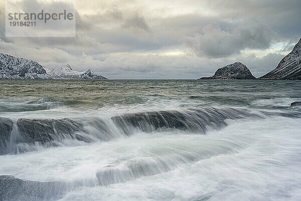 Küste mit Inseln und Bergen  Strand von Haukland  Vestvågøya  Lofoten  Norwegen  Europa