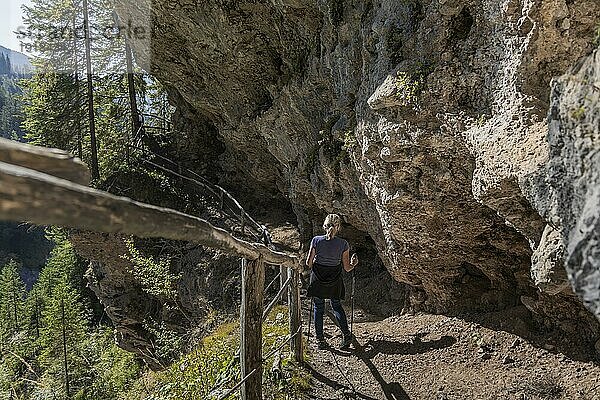 Alpiner Wanderweg am Fels zur Grotte? Höhle  Gewölbe  in Maria Alm  Salzburg