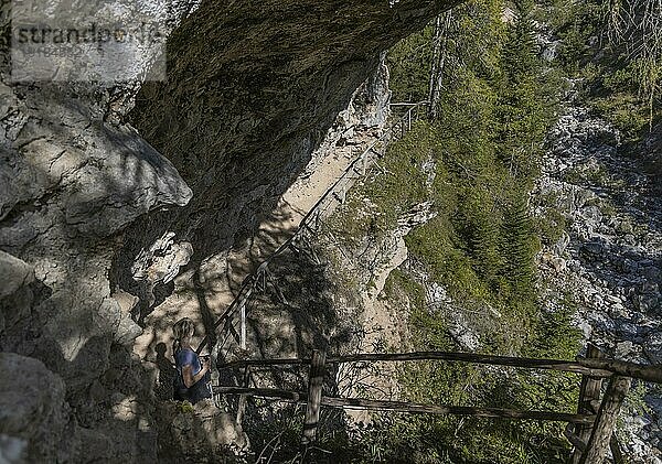 Alpiner Wanderweg am Fels zur Grotte? Höhle  Gewölbe  in Maria Alm  Salzburg