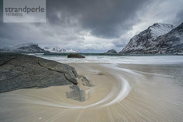 Küste mit Inseln und Bergen  Strand von Haukland  Vestvågøya  Lofoten  Norwegen  Europa