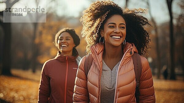 Glückliche afroamerikanische Freundinnen  die gemeinsam einen gesunden Lauf im Park genießen. generative AI