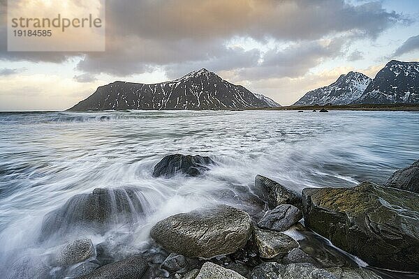 Küste beim Strand von Skagsanden  Flakstad  Lofoten  Norwegen  Europa