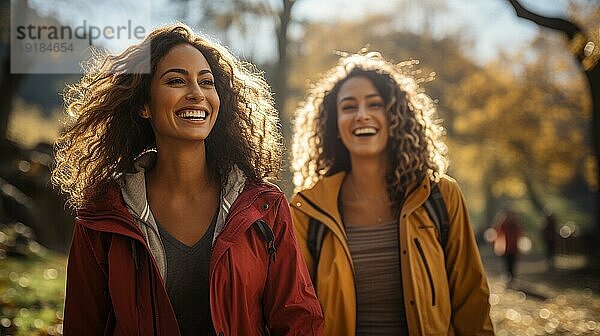 Fröhliche  gemischtrassige Freundinnen  die gemeinsam einen gesunden Lauf im Park genießen. generative AI