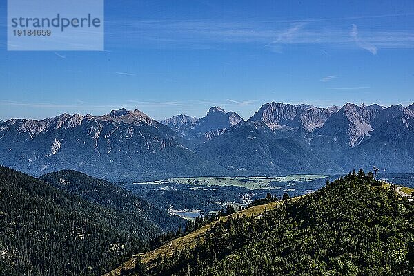Blick vom Gipfel des Wank (1780 m) bei Garmisch-Partenkirchen in Richtung JKarwendelgebirge  in der Mitte im Vordergrund der Geroldsee im Werdenfelser Land  Bayern  Deutschland  Europa