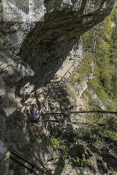 Alpiner Wanderweg am Felsen zur Grotte? Höhle  Gewölbe  in Maria Alm  Salzburg