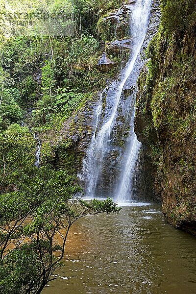 Schöner Wasserfall inmitten einer dichten Vegetation aus Regenwald und Felsen im Bundesstaat Minas Gerais  Brasilien  Südamerika