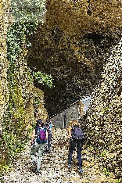 Freunde bei der Ankunft in der Höhle von San Adrian. Berg Aizkorri 1523 Meter  der höchste in Guipuzcoa. Baskenland. Aufstieg durch San Adrian und Rückkehr durch die Oltza Felder