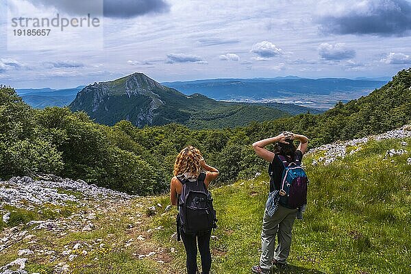 Der Berg Aizkorri 1523 Meter  der höchste in Guipuzcoa. Baskenland. Zwei Freunde auf dem Weg zum Gipfel des Mt. Aufstieg durch San Adrian und zurück durch die Oltza Felder