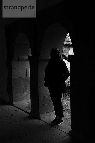 Frau in Silhouette im Eingangstor in Schaffhausen  Schweiz  Europa